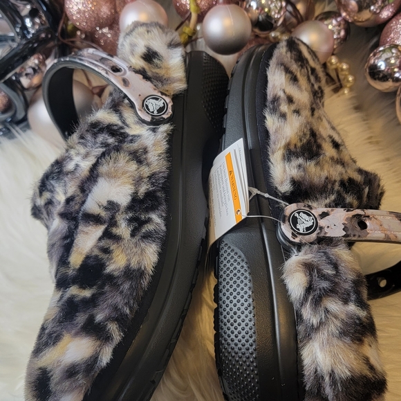 Crocs CLASSIC FUR SURE WOMEN CLOG - Picture 5 of 15